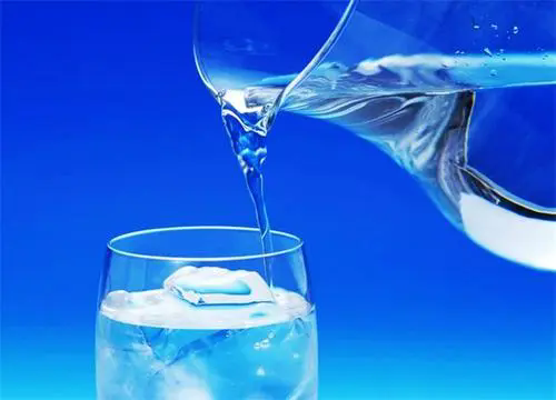 老年人每天应该喝多少水？《中国老年人临床水化实践指南（2024版）》发布