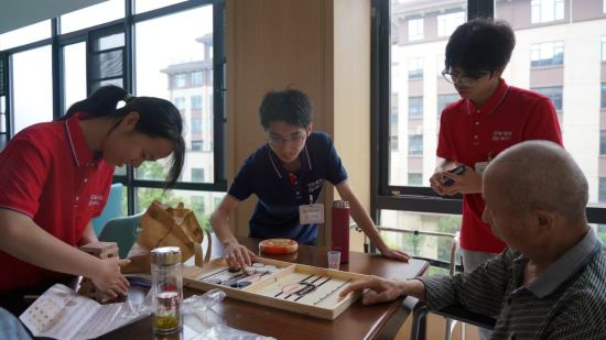 “00”后驾到养老院