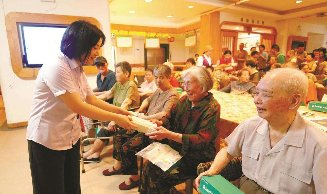 农行宁波分行温暖行动：金融知识进养老院，携手银发群体共筑“养老钱”安全堡垒