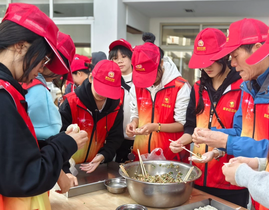 萧山养老院迎来志愿者，用关怀传递温暖