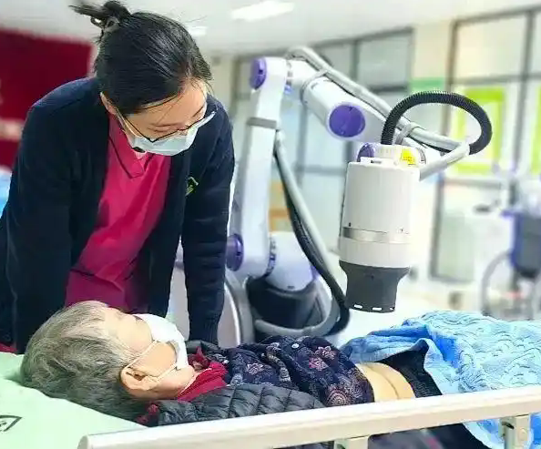养老院迎来机器人康复师，科技赋能养老服务