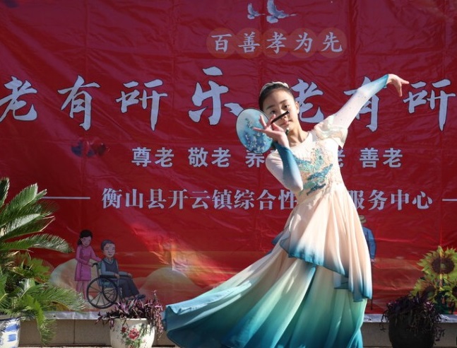 衡山：萌娃扮 “雷锋”，养老院里送温情