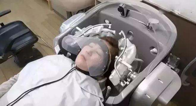 日本养老院引入新型智能护理机器人，开启养老服务新篇章