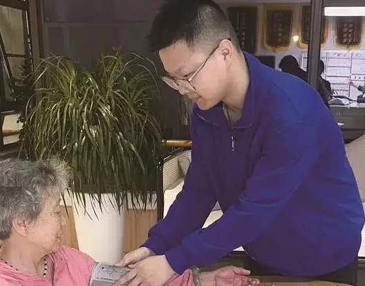00 后涌入养老院：打破常规，开辟养老新潮流